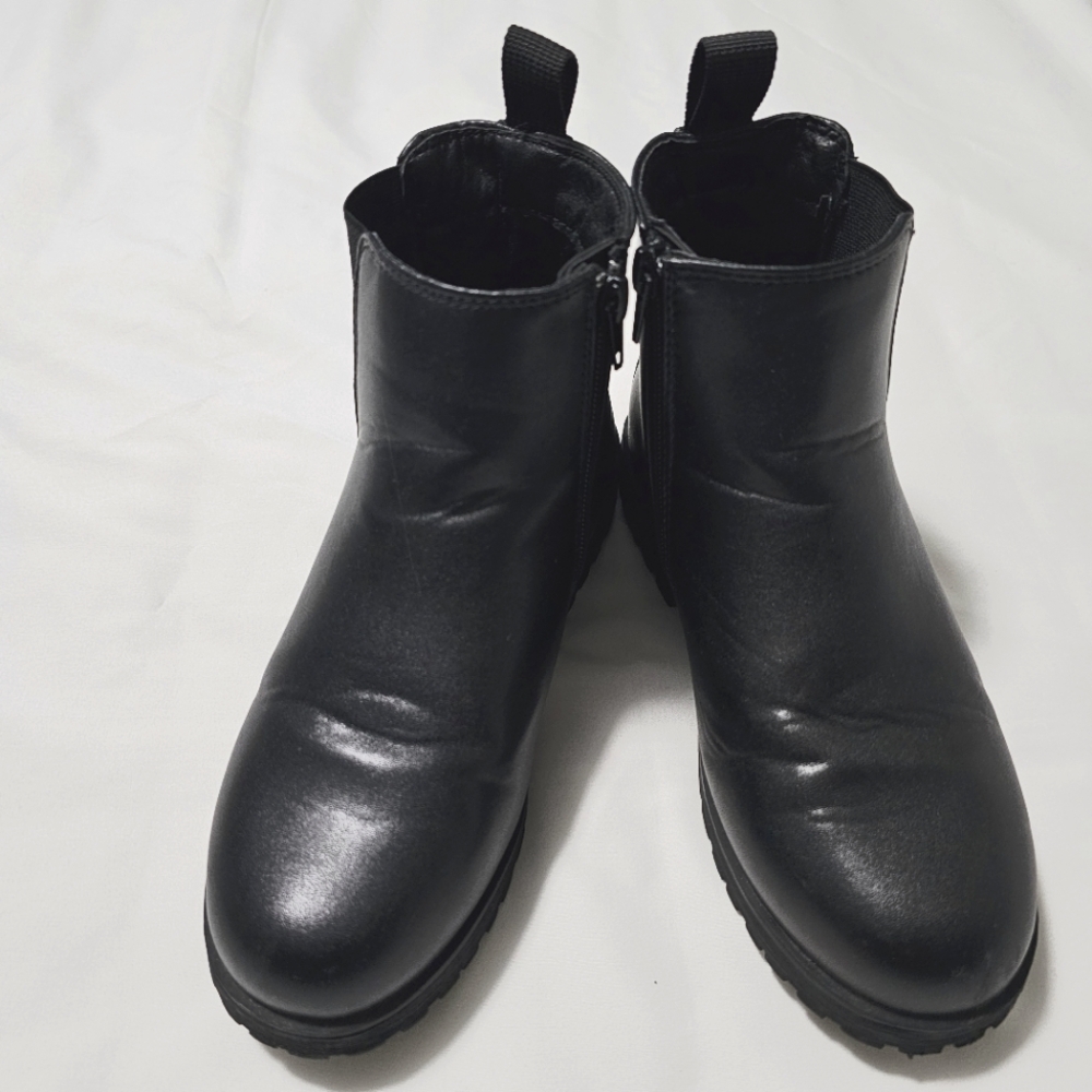 Steve Madden Girls black boots. Youth size 2
